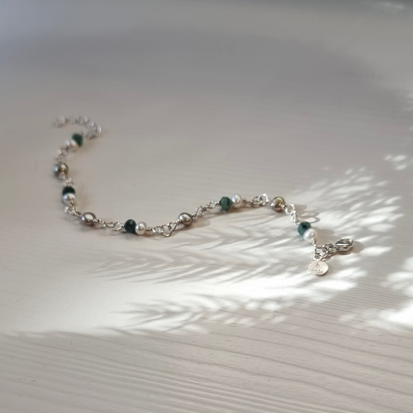 Armbånd med smaragder og ferskvannsperler