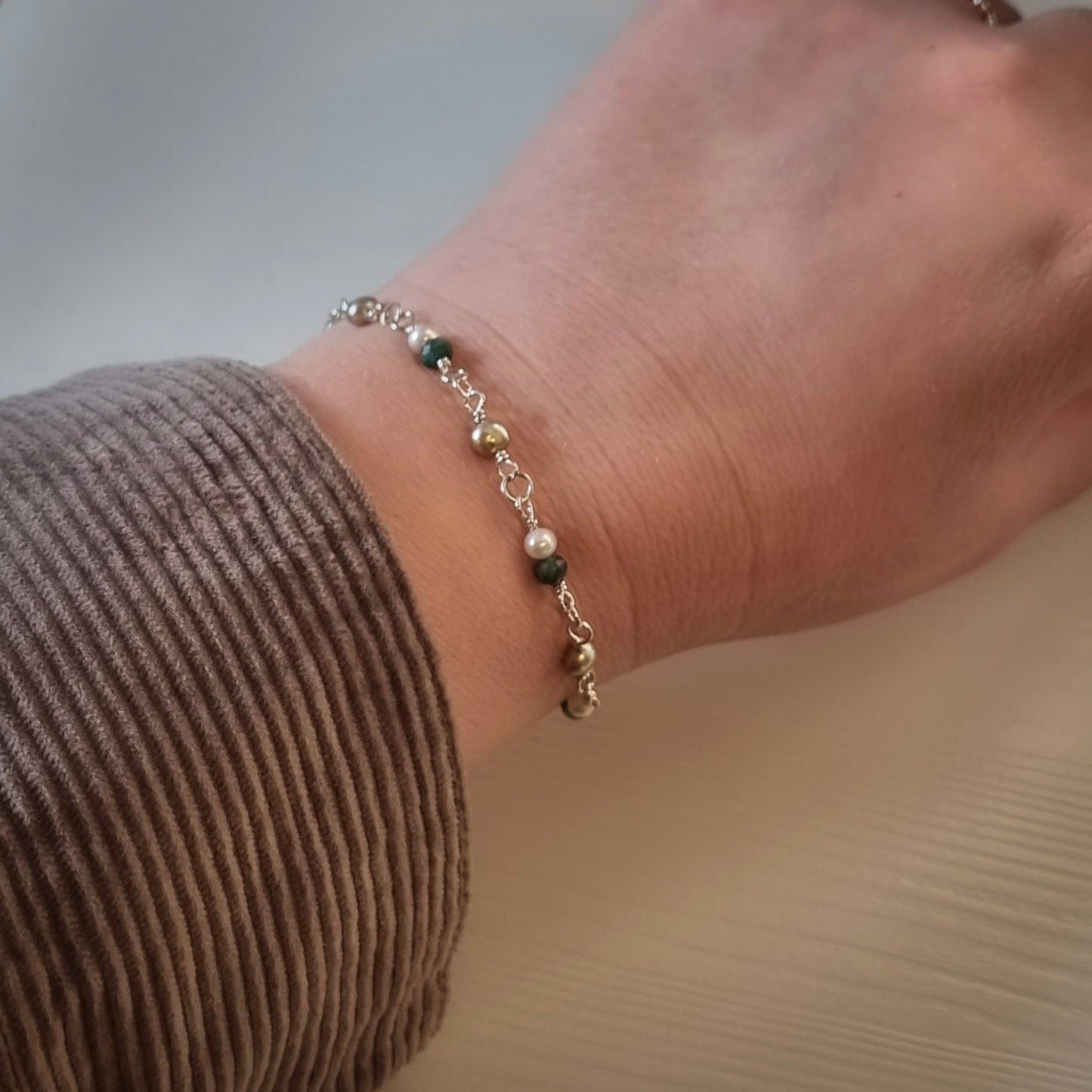 Armbånd med smaragder og ferskvannsperler