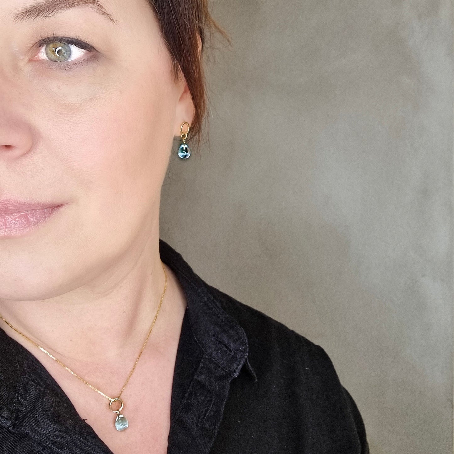 Øredobber i gult gull med blå topas